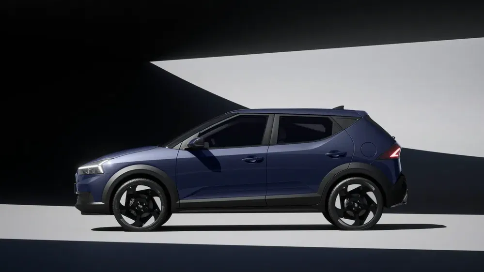 SUV Volvo EX30 bleu nuit, design moderne et élégant en profil latéral sur fond minimaliste.