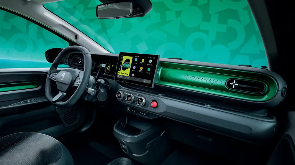 Intérieur moderne de Renault avec écran multimédia et volant ergonomique, design futuriste vert.
