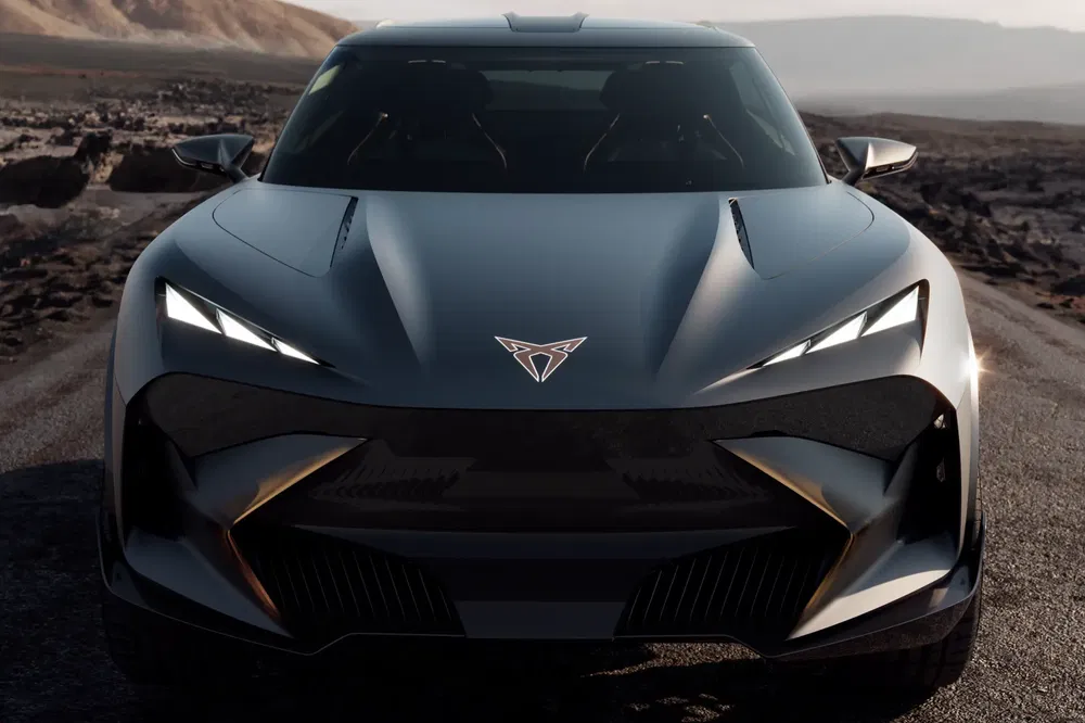 Vue frontale de la voiture Cupra DarkRebel, design futuriste sur route désertique.