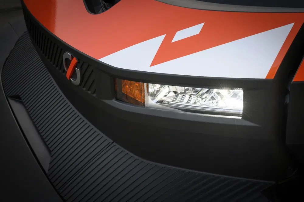 Close-up du phare efficace de la Lamborghini SC63, design sportif et aérodynamique.