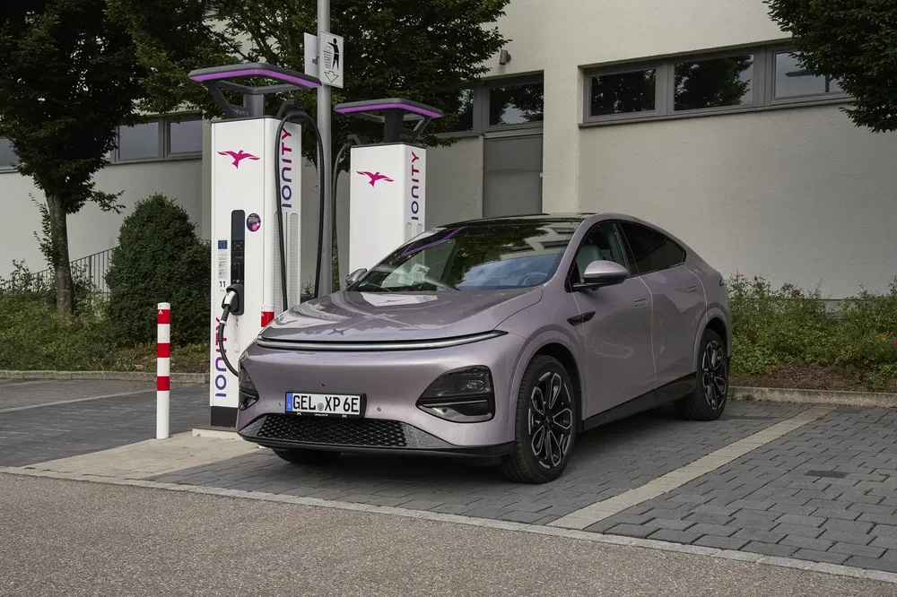 La voiture électrique XPeng G6 se recharge à une borne Ionity moderne.