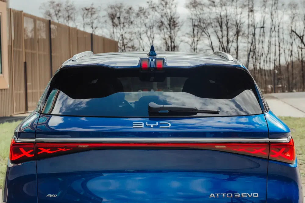 Achteraanzicht van een blauwe BYD Atto 3 Evo met moderne achterlichten en opvallend logo.