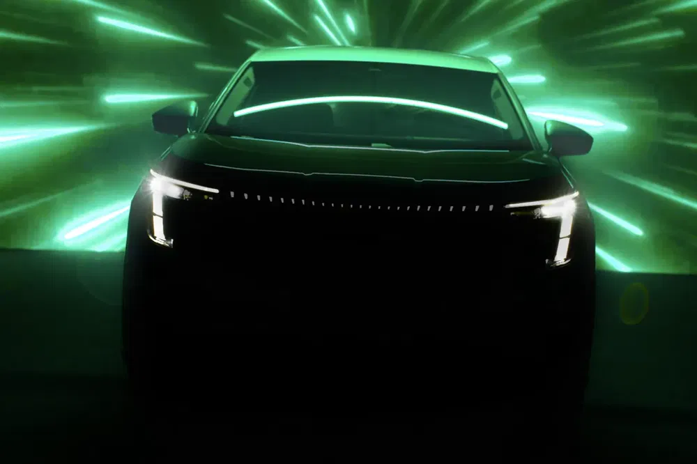 SUV moderne avec phares LED illuminés sur fond futuriste vert.