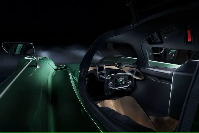 Futuristisch interieur van een Lotus sportwagen met een geavanceerd dashboard en uniek stuur.