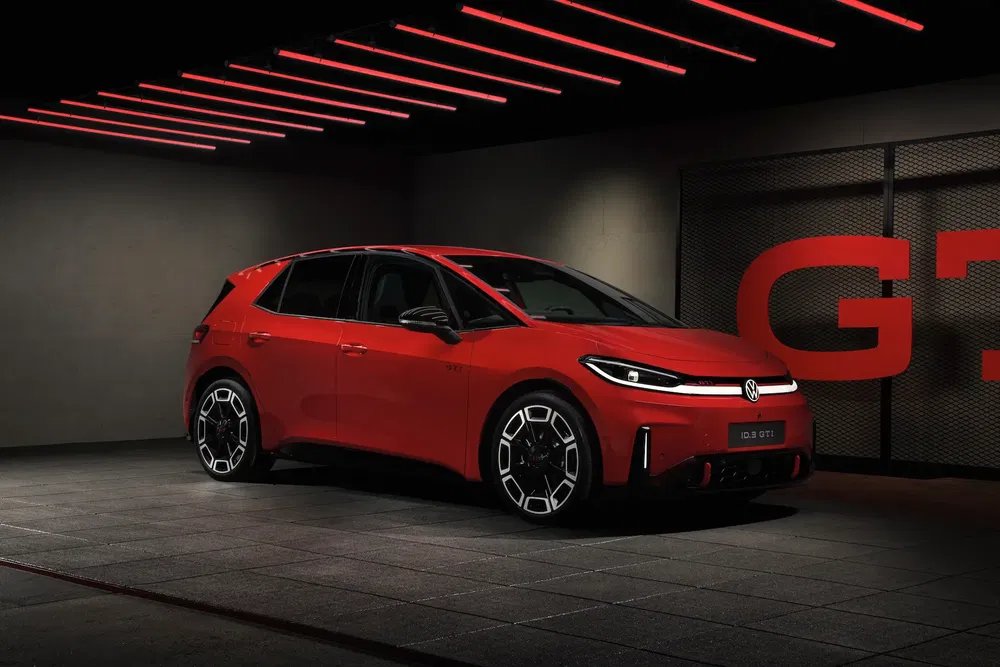 Volkswagen ID.2all GTI rouge vibrant dans un garage moderne avec éclairage rouge distinctif.