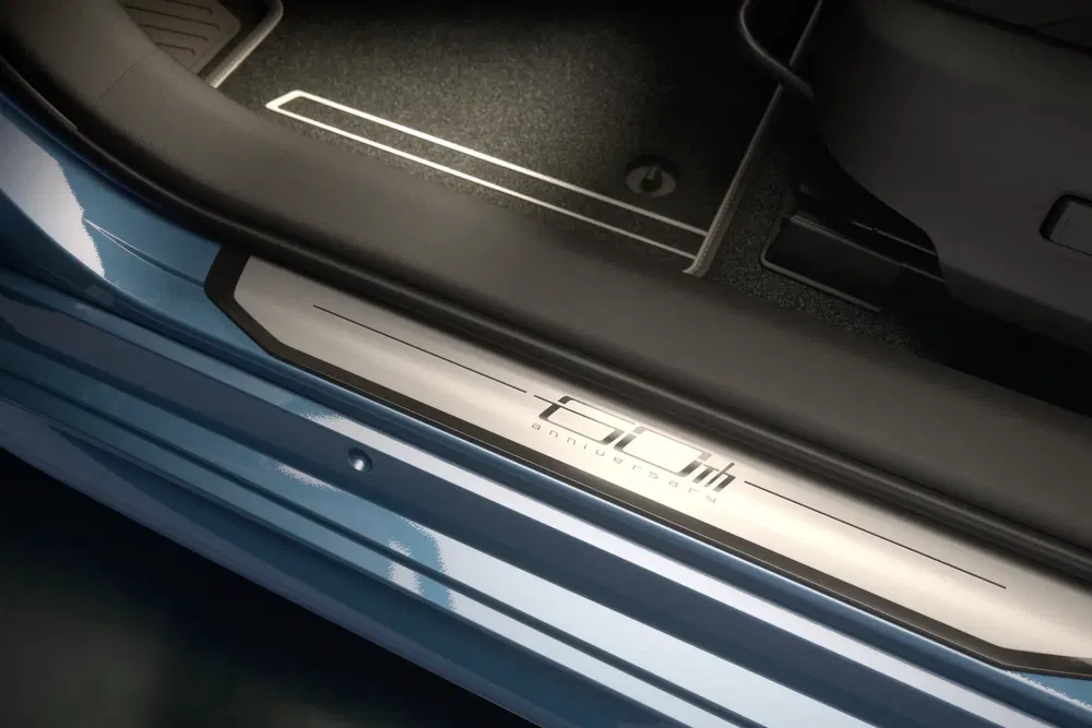 Verlichte deurdrempel van de Skoda Enyaq, stijlvol interieur met moderne afwerking.