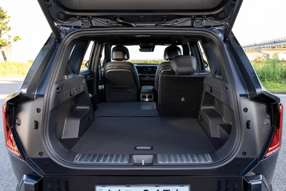 Vue du coffre spacieux d'un SUV moderne avec sièges rabattables.
