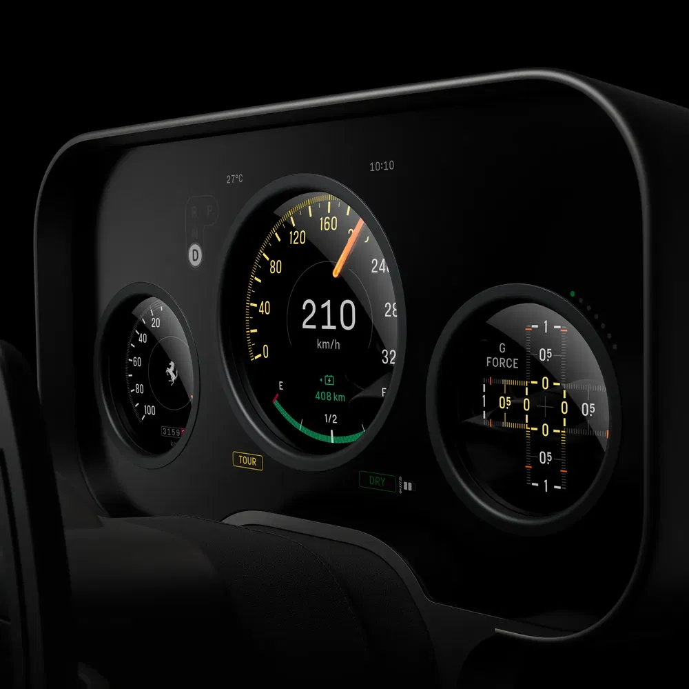 Tableau de bord de Ferrari affichant 210 km/h et informations de performance avancées.
