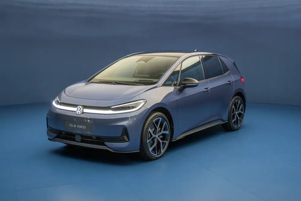 {"fr":"Volkswagen ID.3 Neo électrique stationnée dans un studio bleu.","nl":"Elektrische Volkswagen ID.3 Neo geparkeerd in een blauwe studio."}