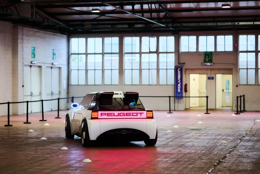 {"fr":"Concept-car Peugeot e-Legend dans un entrepôt moderne avec éclairage néon.","nl":"Peugeot e-Legend conceptauto in moderne loods met neonverlichting."}