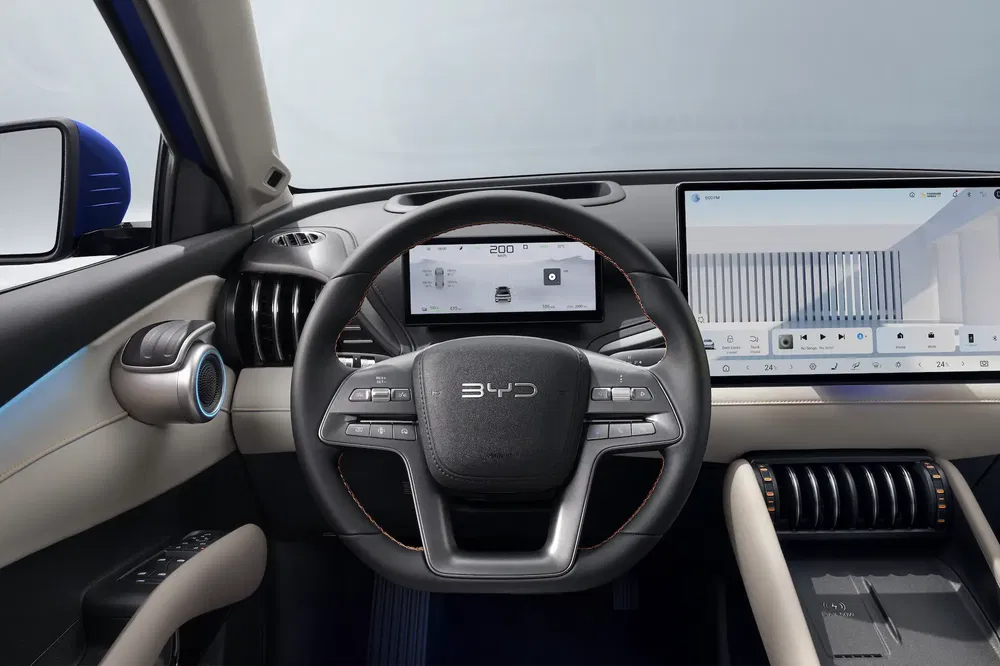 Interieur van BYD-auto met modern digitaal dashboard en multifunctioneel stuur.