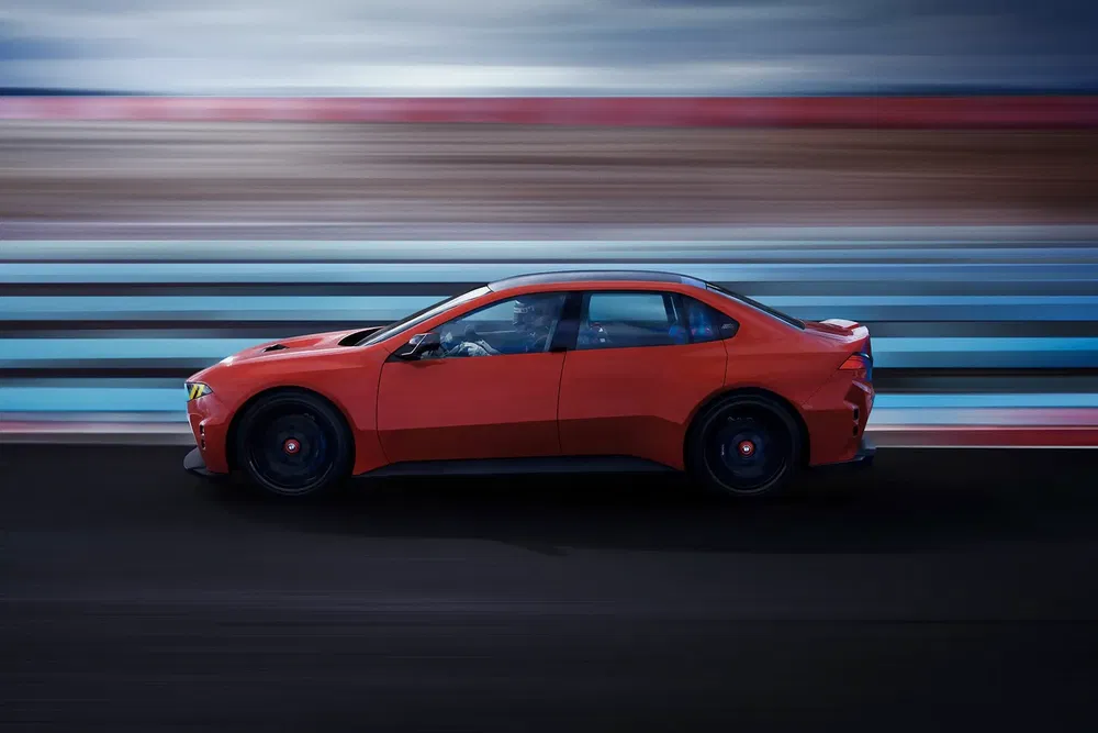 Voiture rouge Polestar roulant vite avec fond flou sur piste de course.
