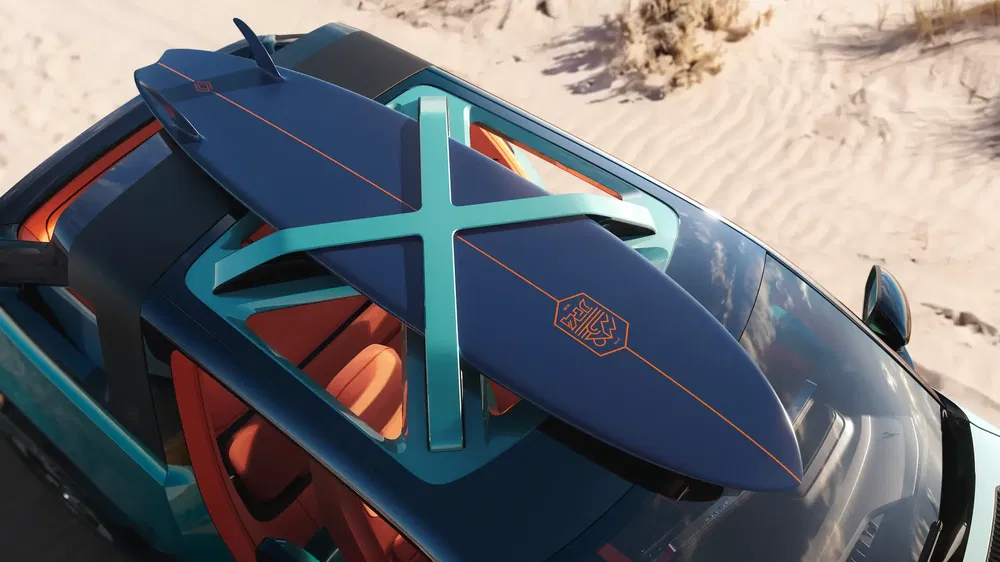 SUV met blauwe surfplank op panoramadak, feloranje interieur, nabijgelegen stranden.
