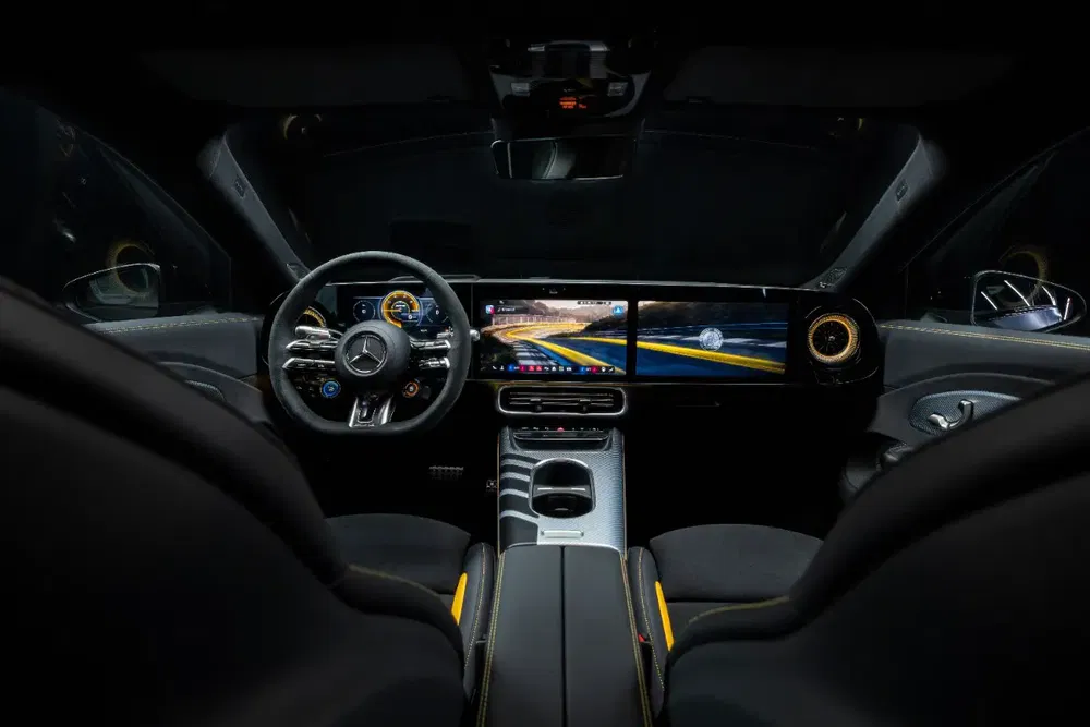 Moderne interieur van Mercedes met stijlvol digitaal dashboard en multifunctioneel stuurwiel.