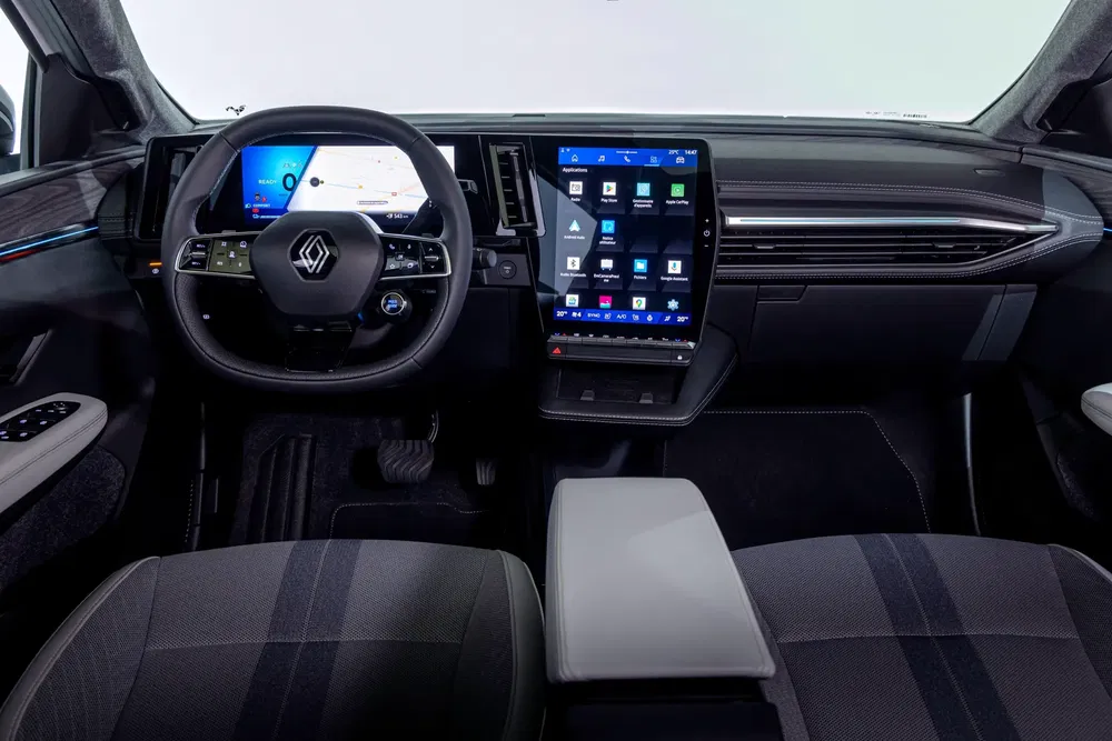 Moderne interieur van een Renault met centraal touchscreen en multifunctioneel stuurwiel.