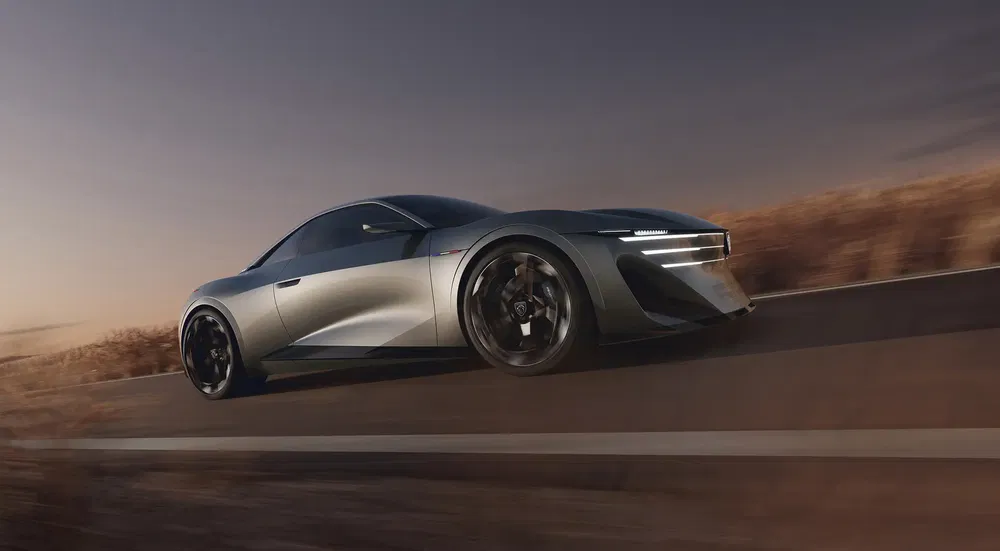 Concept car Peugeot sur route, design futuriste et aérodynamique en mouvement rapide.