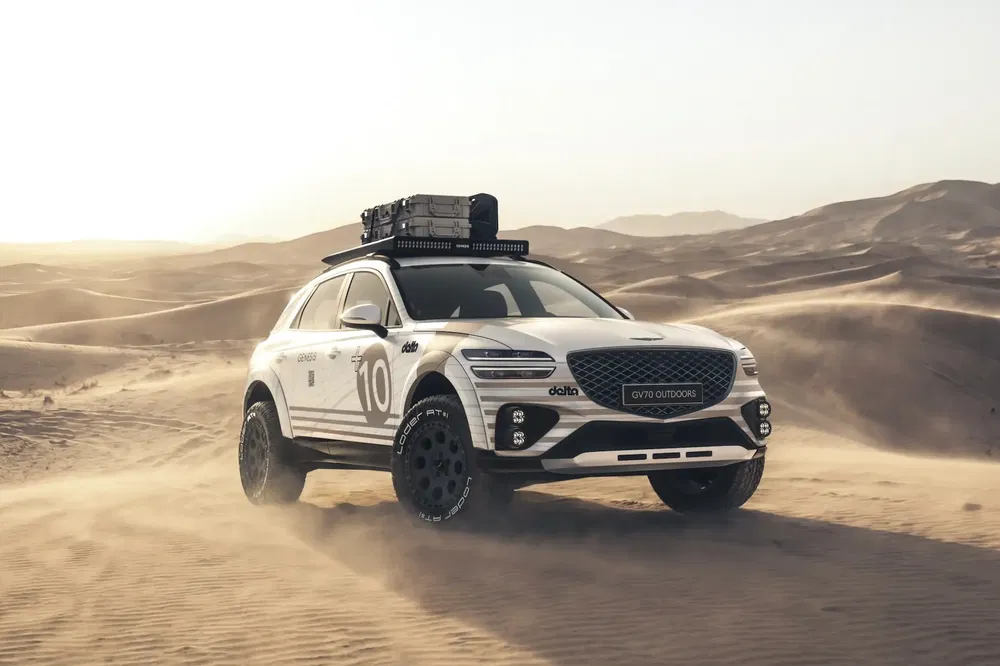 Véhicule Genesis GV70 modifié, traversant des dunes de sable en plein désert.