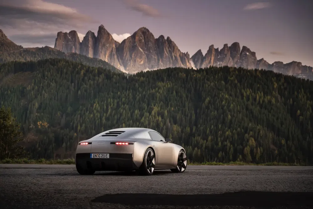 Concept-car Audi en montagne avec paysage de forêt et pics rocheux à l'arrière-plan.