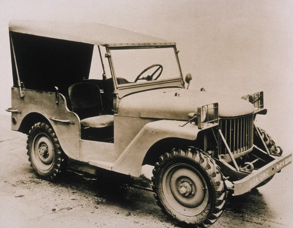Prototype van de eerste Jeep Willys MB in zwart-wit, met open kap.