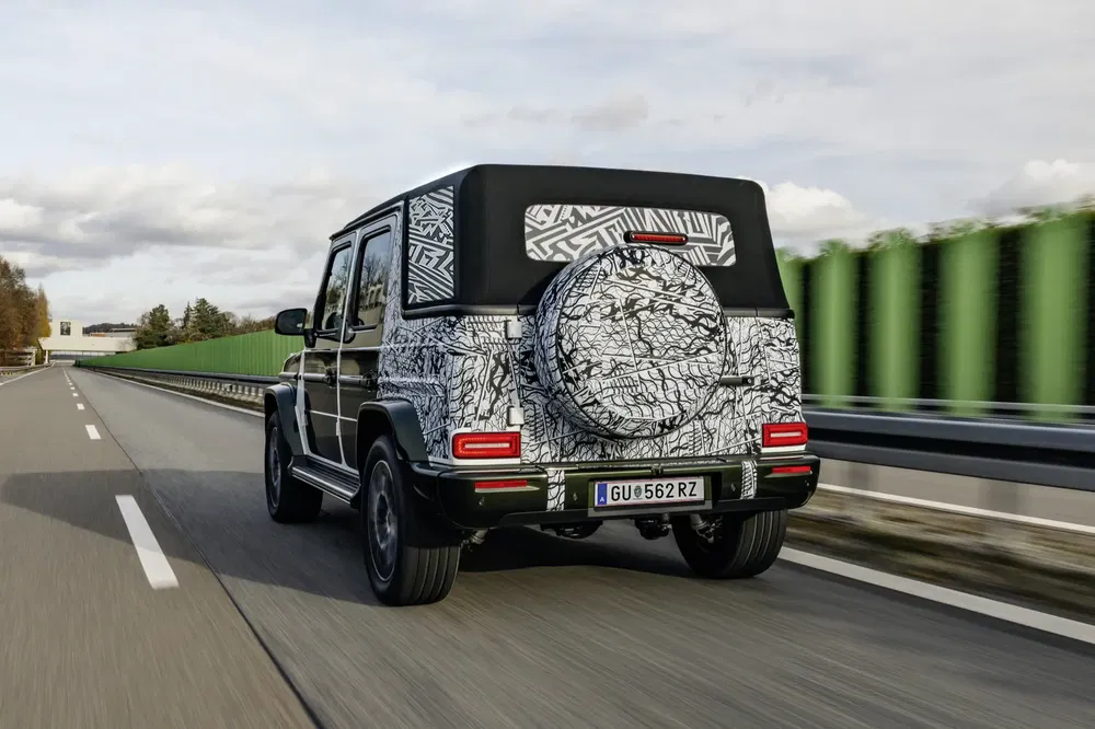 Mercedes-Benz Classe G camouflée teste sur route, design arrière distinctif en développement.