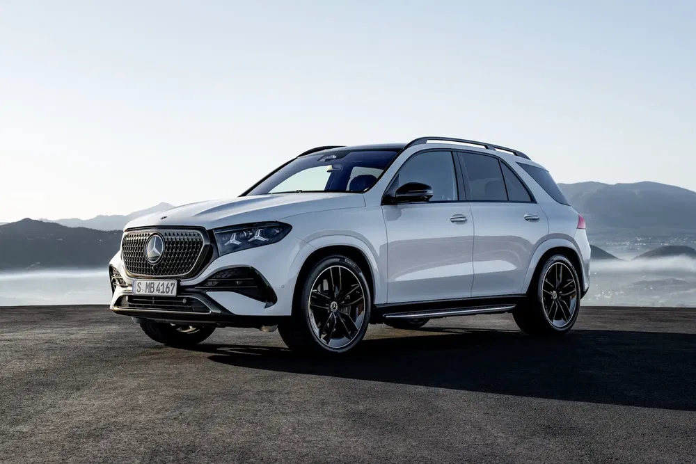 {"fr":"Mercedes-Benz SUV moderne sur route panoramique au coucher du soleil, design élégant et imposant.","nl":"Moderne Mercedes-Benz SUV op schilderachtige weg bij zonsondergang, elegant en imposant ontwerp."}