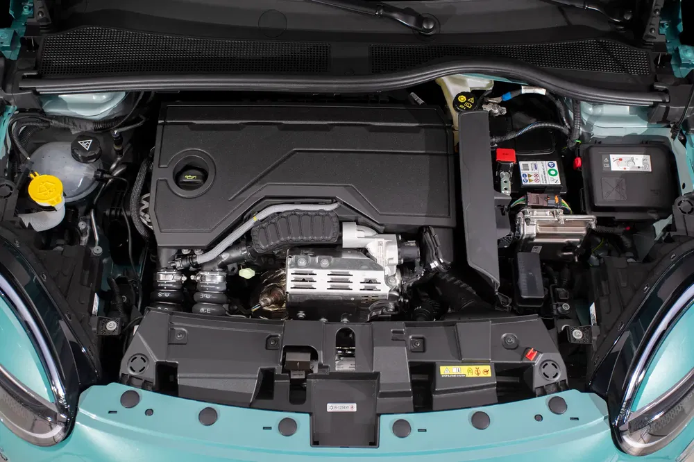 Motor van de elektrische Fiat 500 met modern en georganiseerd batterijcompartiment.