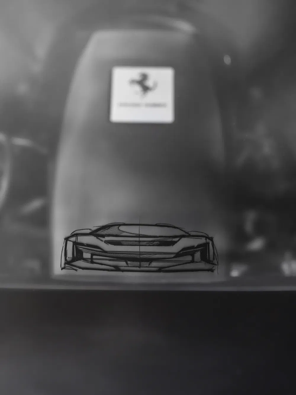Illustration d'un moteur Ferrari avec croquis de voiture, emblème au centre.