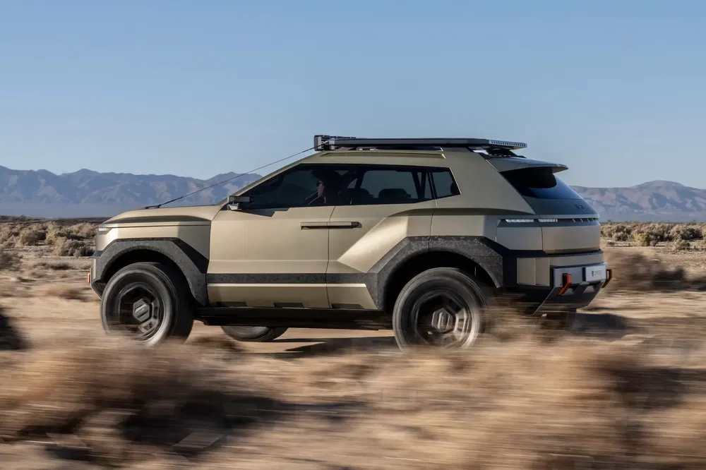 {"fr":"Concept car SUV tout-terrain Kia en désert, design futuriste et robuste.","nl":"Kia SUV conceptauto off-road in woestijn, futuristisch en robuust ontwerp."}