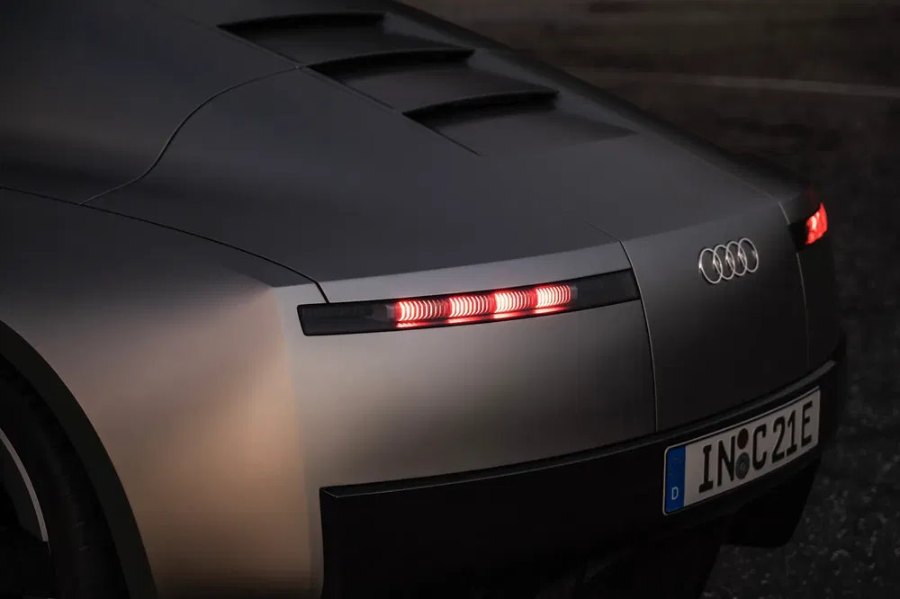 Achterlichten van een moderne Audi met strak design en Duitse kentekenplaat in schemerlicht.