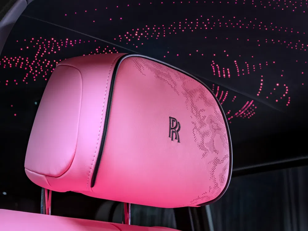 Appui-tête rose Rolls-Royce avec un plafond étoilé illuminé par des LED élégantes.