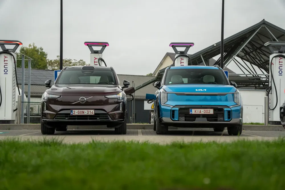 {"fr":"Volvo et Kia électriques rechargeant chez Ionity, station moderne en arrière-plan.","nl":"Volvo en Kia elektrische auto's laden bij Ionity, moderne station op de achtergrond."}