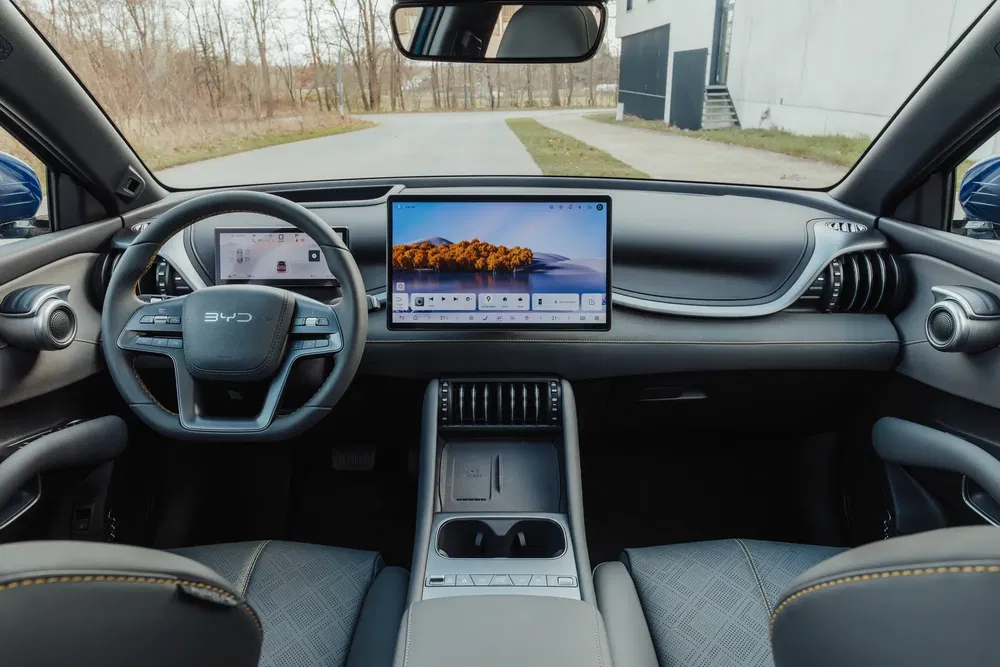 Moderne interieur van de elektrische auto BYD met digitaal dashboard en touchscreen.