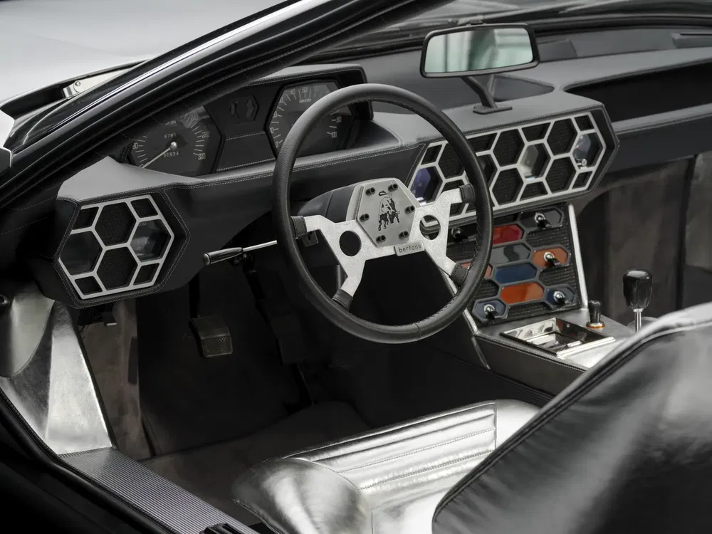 Futuristisch autointerieur, hexagonaal dashboard en kenmerkend Bertone-stuur.