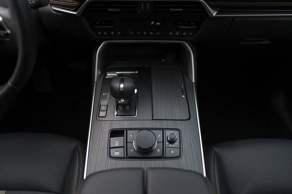 Intérieur moderne d'une Mazda avec console centrale élégante et commandes multifonctions.