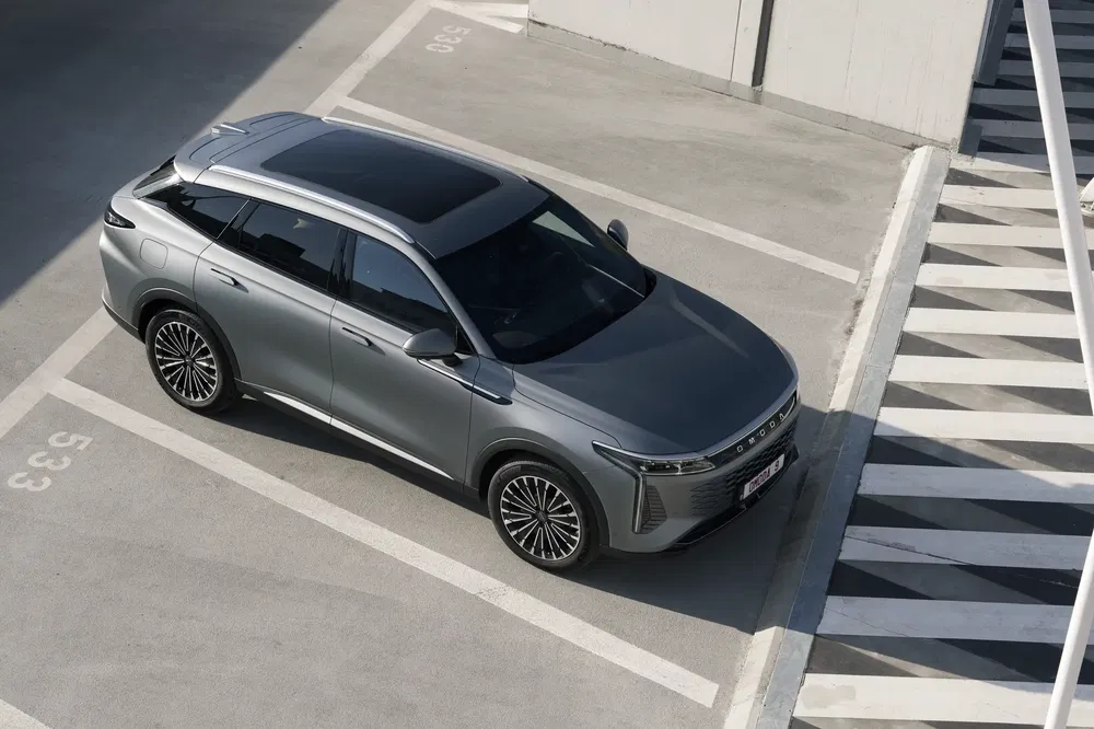{"fr":"SUV Aiways U6 gris stationné sur une place de parking en plein air.","nl":"Grijze Aiways U6 SUV geparkeerd op een buitenparkeerplaats."}