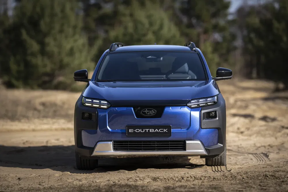 {"fr":"Subaru E-Outback électrique, SUV bleu sur un chemin de terre en plein air.","nl":"Elektrische Subaru E-Outback, blauwe SUV op een zandpad in de natuur."}