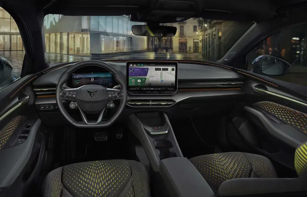 Intérieur moderne de la Cupra avec tableau de bord numérique et écran tactile central.