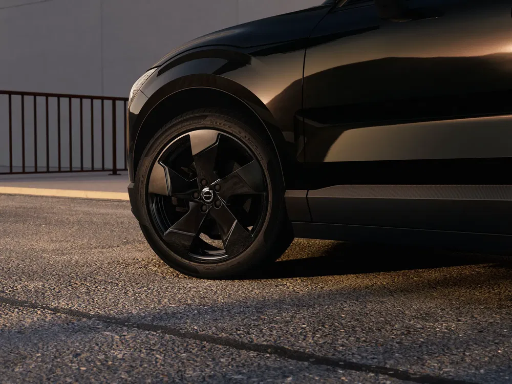 Roue avant gauche de la Volvo C40 2024, avec jantes noires élégantes sur asphalte urbain.