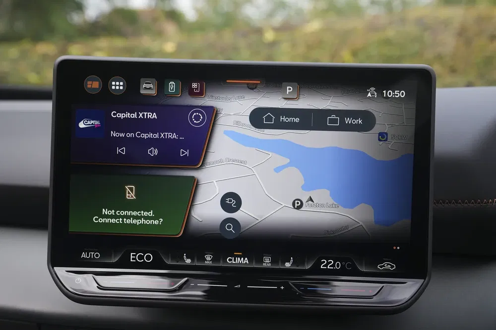 VW-infotainmentscherm met GPS-navigatie en connectiviteitsopties, toont Capital XTRA.