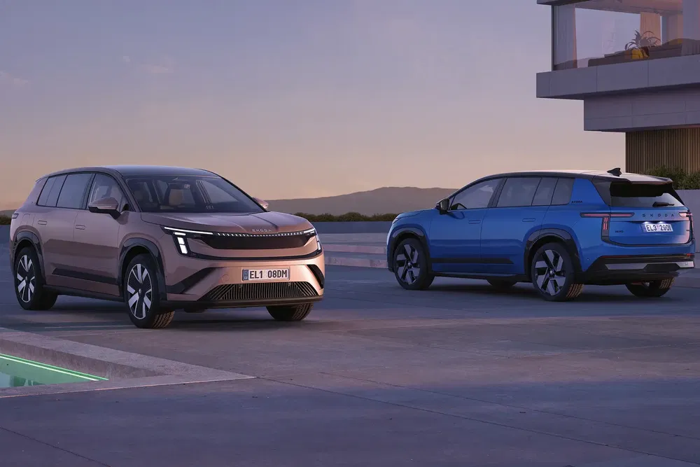 SUV électriques modernes avec design élégant au crépuscule, vue latérale et arrière.