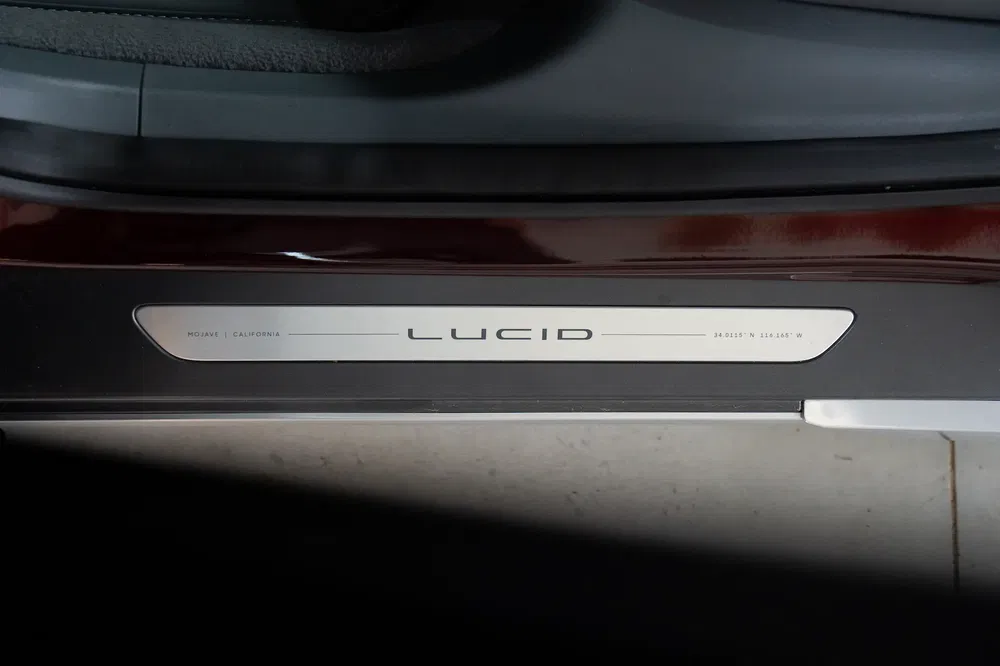 Seuil de porte Lucid, design élégant, intérieur voiture rouge et noir.