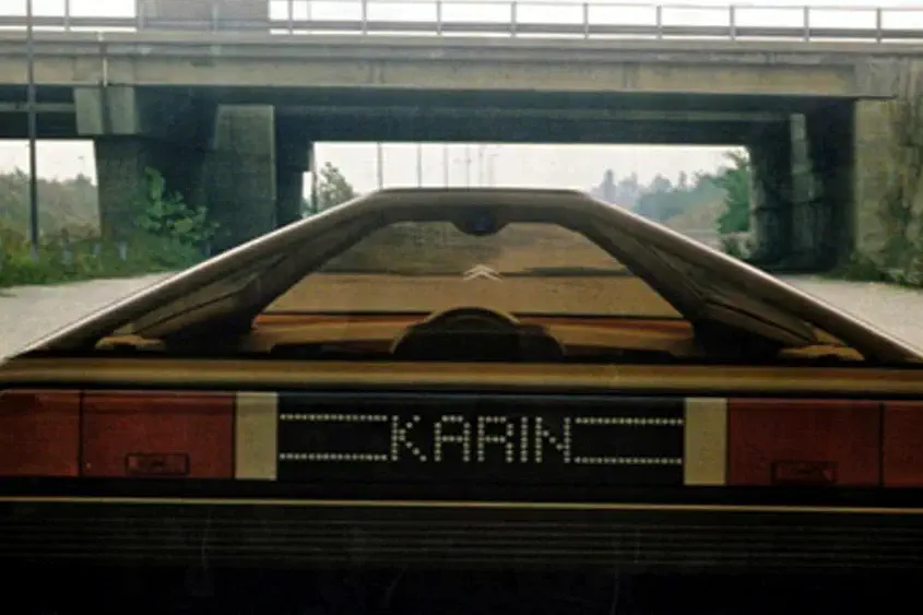 Conceptauto Citroën Karin met futuristisch ontwerp onder een brug.