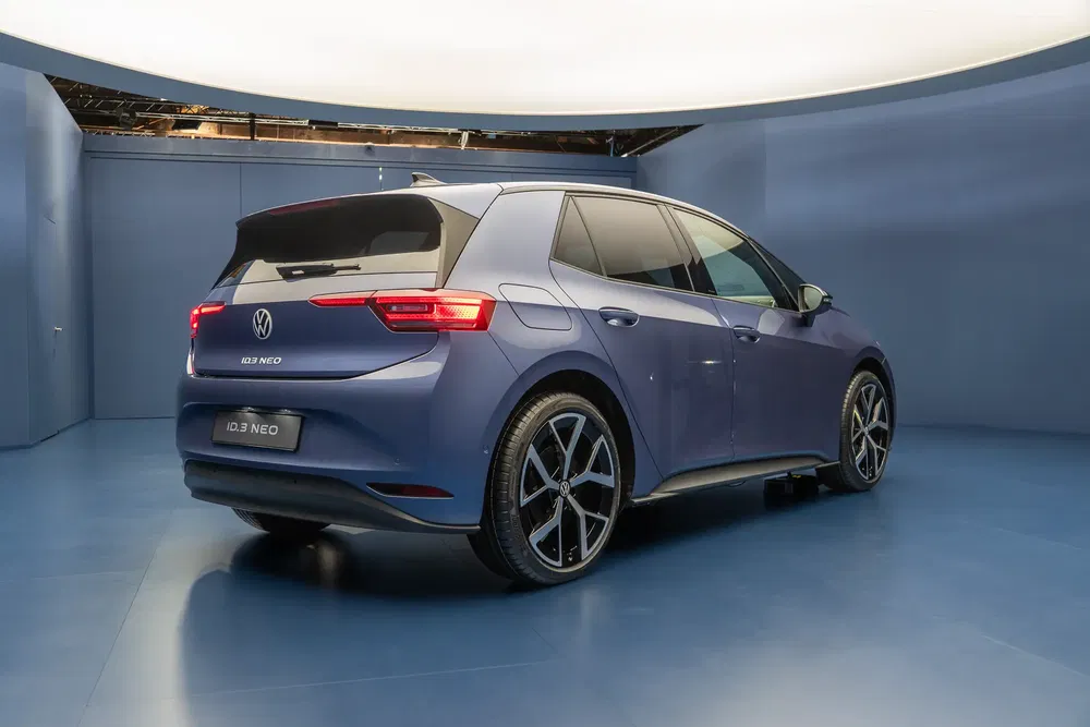 Volkswagen ID.3 Neo bleu dans un studio moderne aux murs bleus.