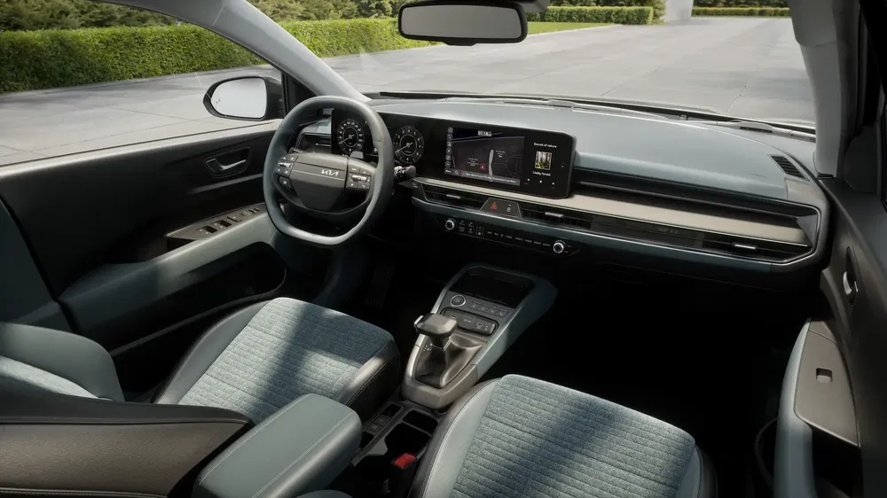 Modern interieur van de Kia K3 met digitale dashboard en multifunctioneel stuurwiel.