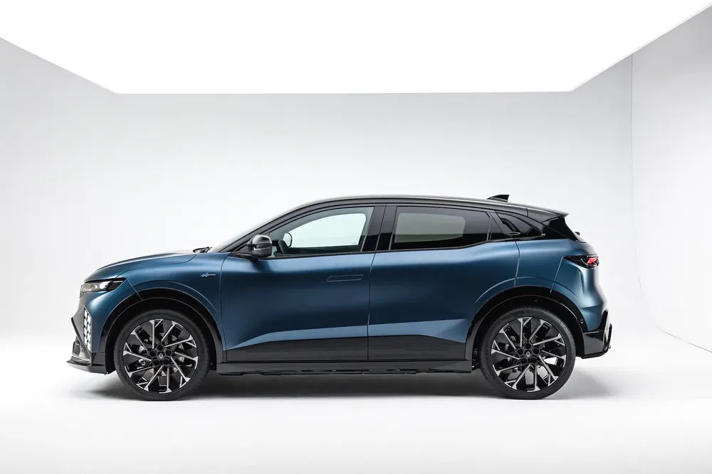 SUV Renault Austral bleu dans un studio blanc, profil élégant et jantes en alliage distinctives.