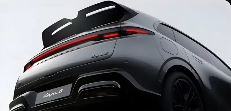 Achteraanzicht van de luxe sportieve AITO M5 auto met stijlvolle LED-verlichting en modern ontwerp.