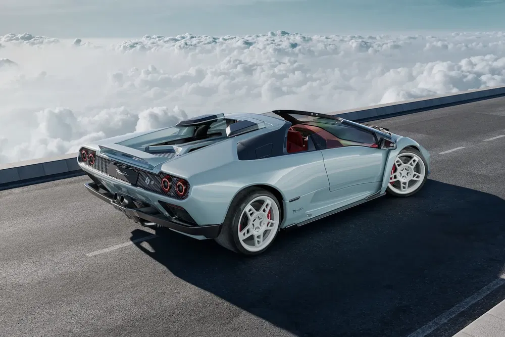 Lichtblauwe Lamborghini Huracán Sterrato op weg, spectaculaire wolken op achtergrond.