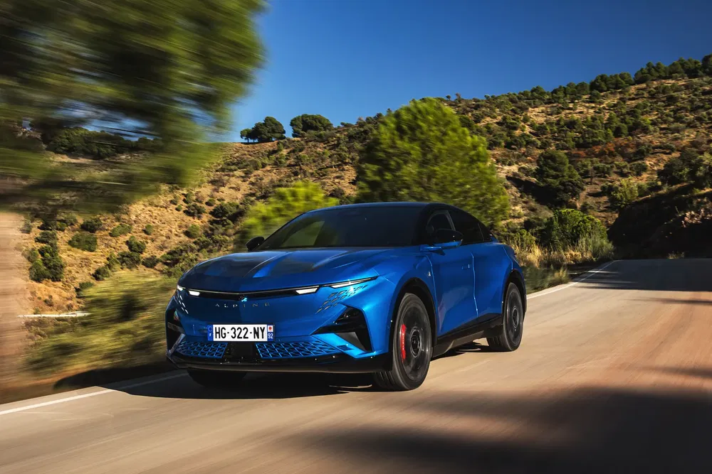 {"fr":"Alpine GT X-Over électrique bleu sur route sinueuse, paysage montagneux lointain.","nl":"Elektrische blauwe Alpine GT X-Over op bochtige weg, heuvelachtig landschap op de achtergrond."}