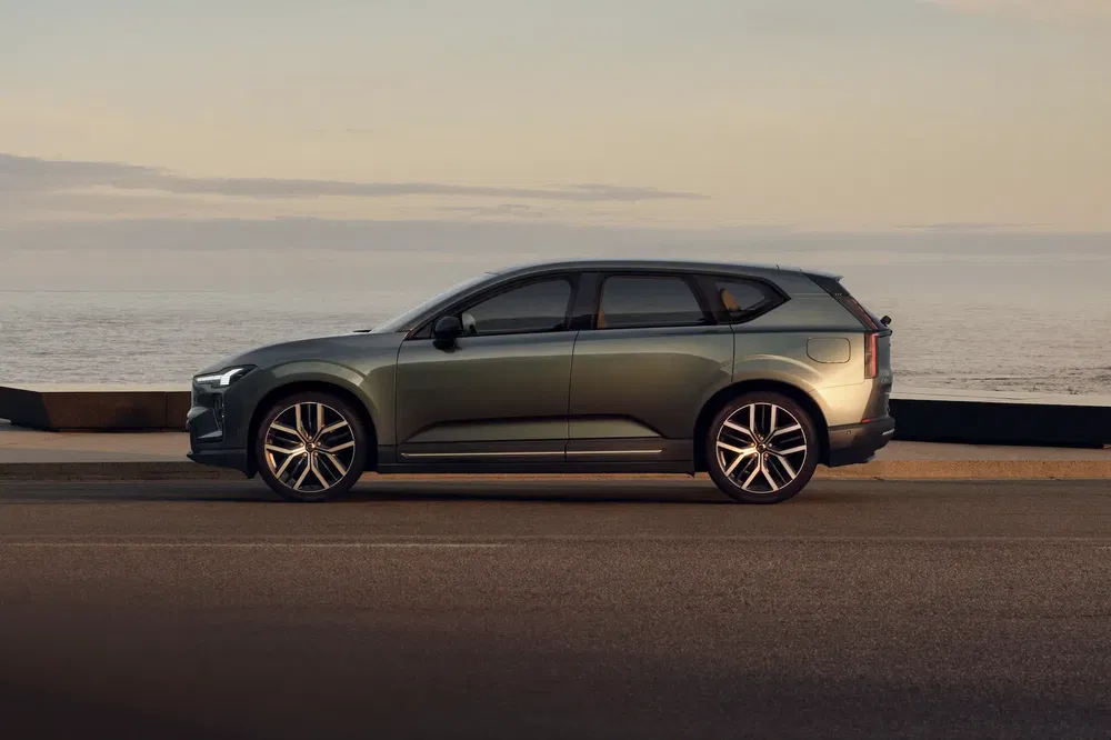 SUV Polestar stationné près de la mer au coucher du soleil, design élégant et moderne.