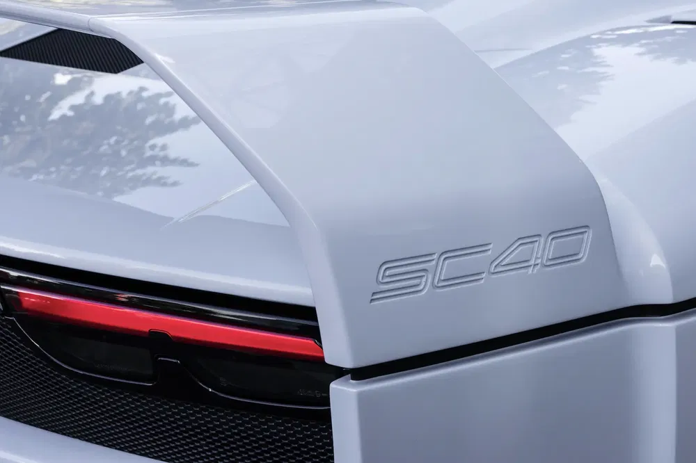 Aileron arrière de la voiture Hyundai N Vision 74 avec logo SC40 distinctif.